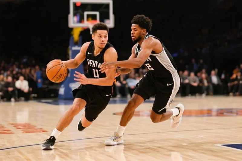 篮球运动员的激烈对决